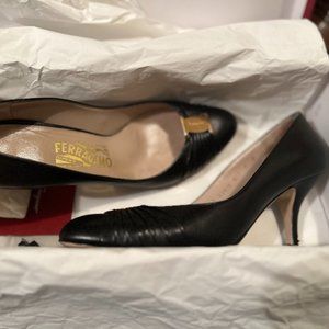 Ferragamo "Cady" black leather pumps